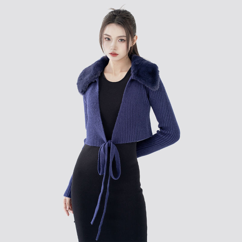 শীতকালীন পোশাকের জন্য একটি পশম ল্যাপেল লেস-আপ কার্ডিগান কীভাবে স্টাইল করবেন